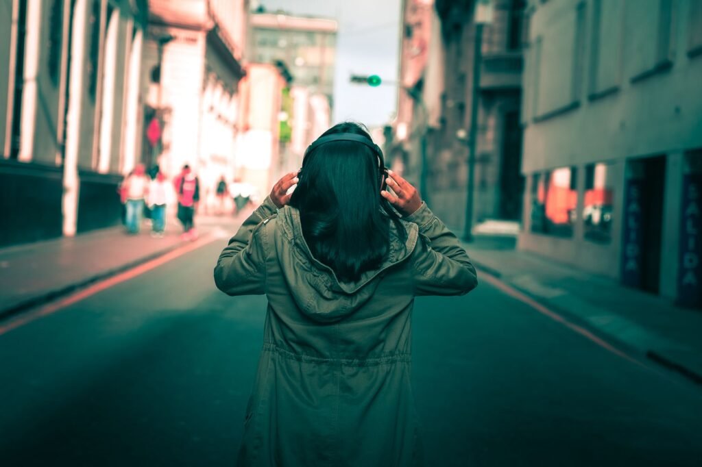 Listening to others Practicing Graceful Listening in Daily Life