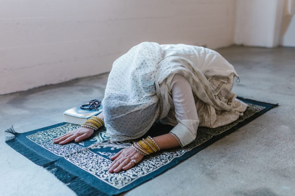 Pregnant woman praying Incorporating Prayer into Your Routine