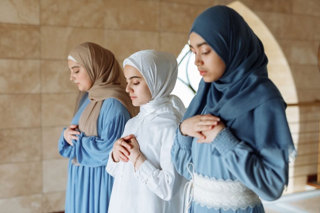 Students praying Incorporating Prayer into Your Daily Routine