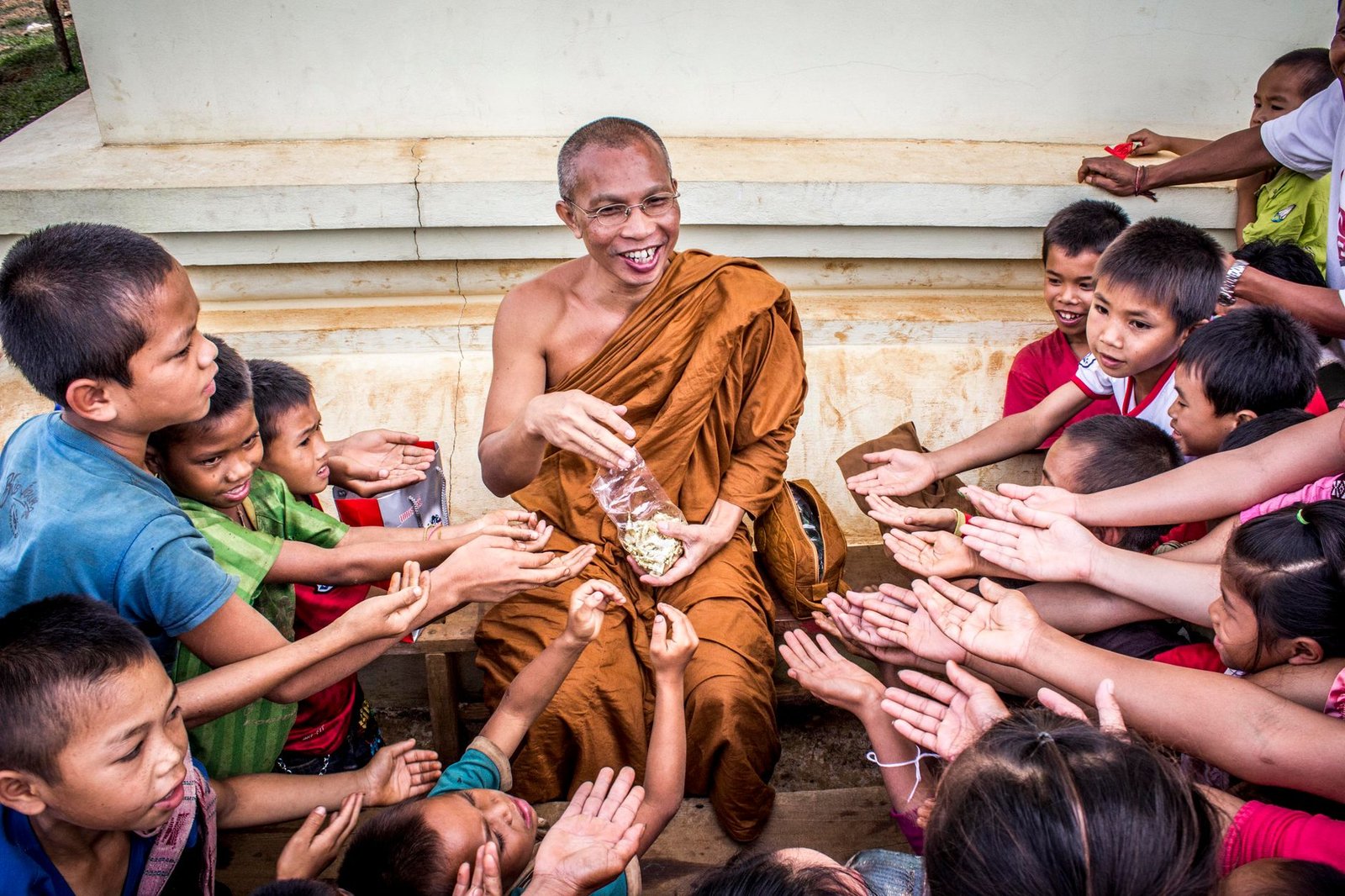 GENEROSITY BIBLE VERSES ABOUT GIVING TO OTHERS